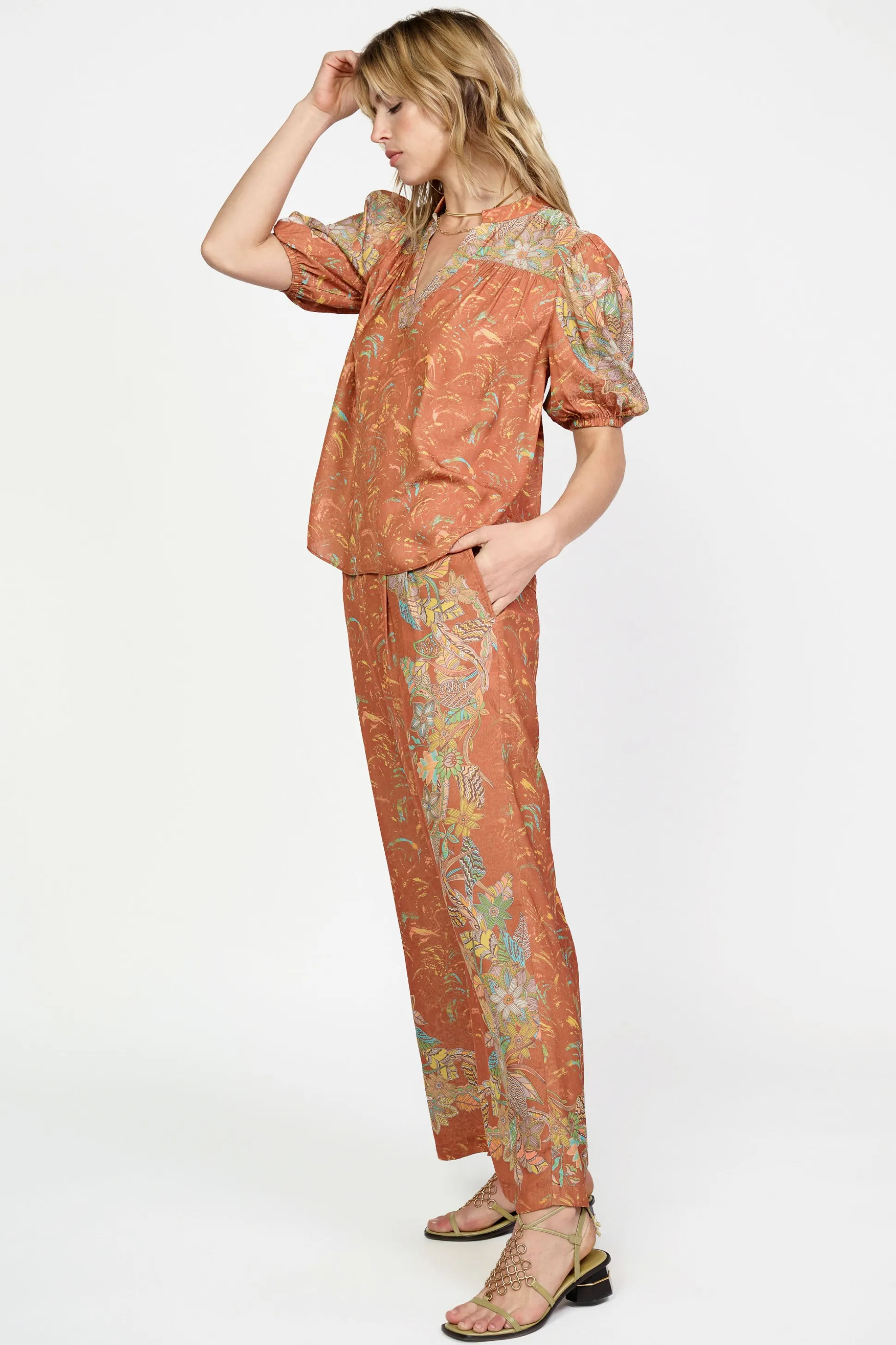 Border Print Retro Floral Blouse<Current Air Outlet